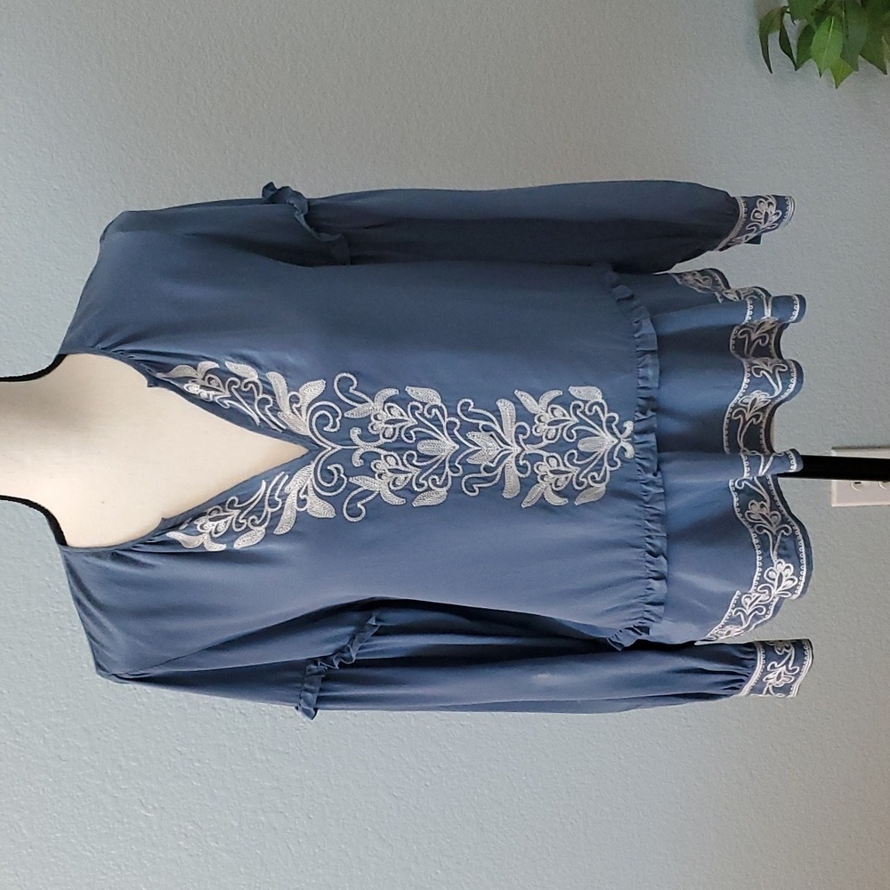 PARKER silk long sleeve v neck blue and white embroidered top size Medium